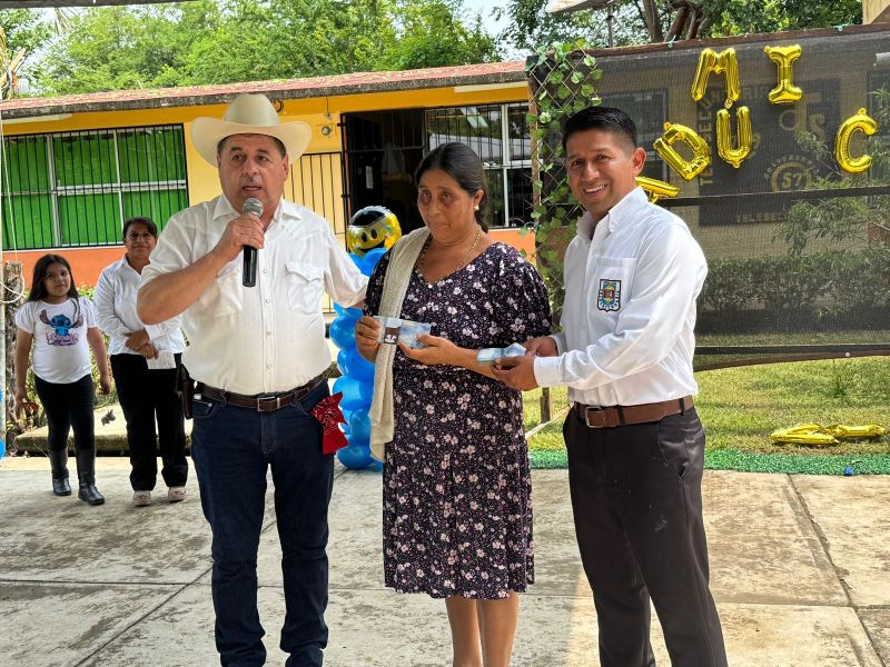 Alcalde reafirma su compromiso con la educación.
