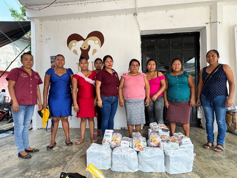 Entrega de canastas alimentarias a beneficiarias.